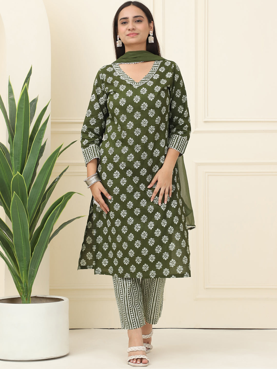 Green Floral Printed Pure Cotton Kurta With Trousers & Chiffon Dupatta