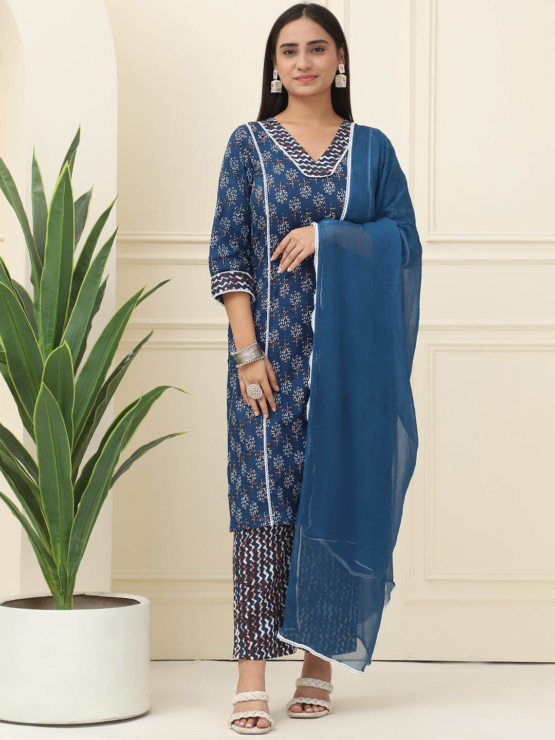 Blue Floral Printed Pure Cotton Kurta With Trousers & Chiffon Dupatta