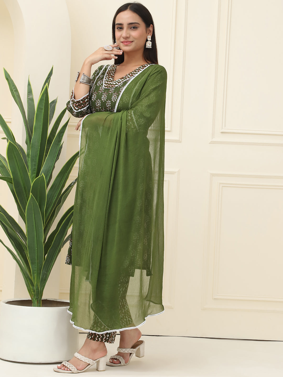 Green Floral Printed Pure Cotton Kurta With Trousers & Chiffon Dupatta