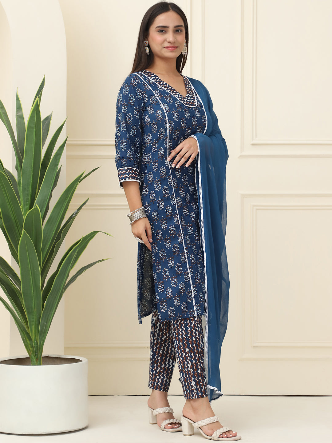 Blue Floral Printed Pure Cotton Kurta With Trousers & Chiffon Dupatta