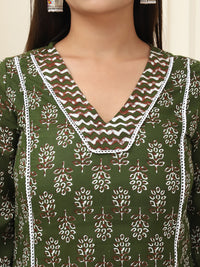 Green Floral Printed Pure Cotton Kurta With Trousers & Chiffon Dupatta